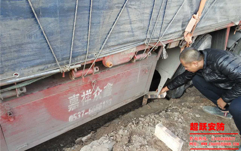 2017年10月24日工地大車陷進(jìn)泥里，工人師傅們齊心協(xié)力***后成功解決問題。